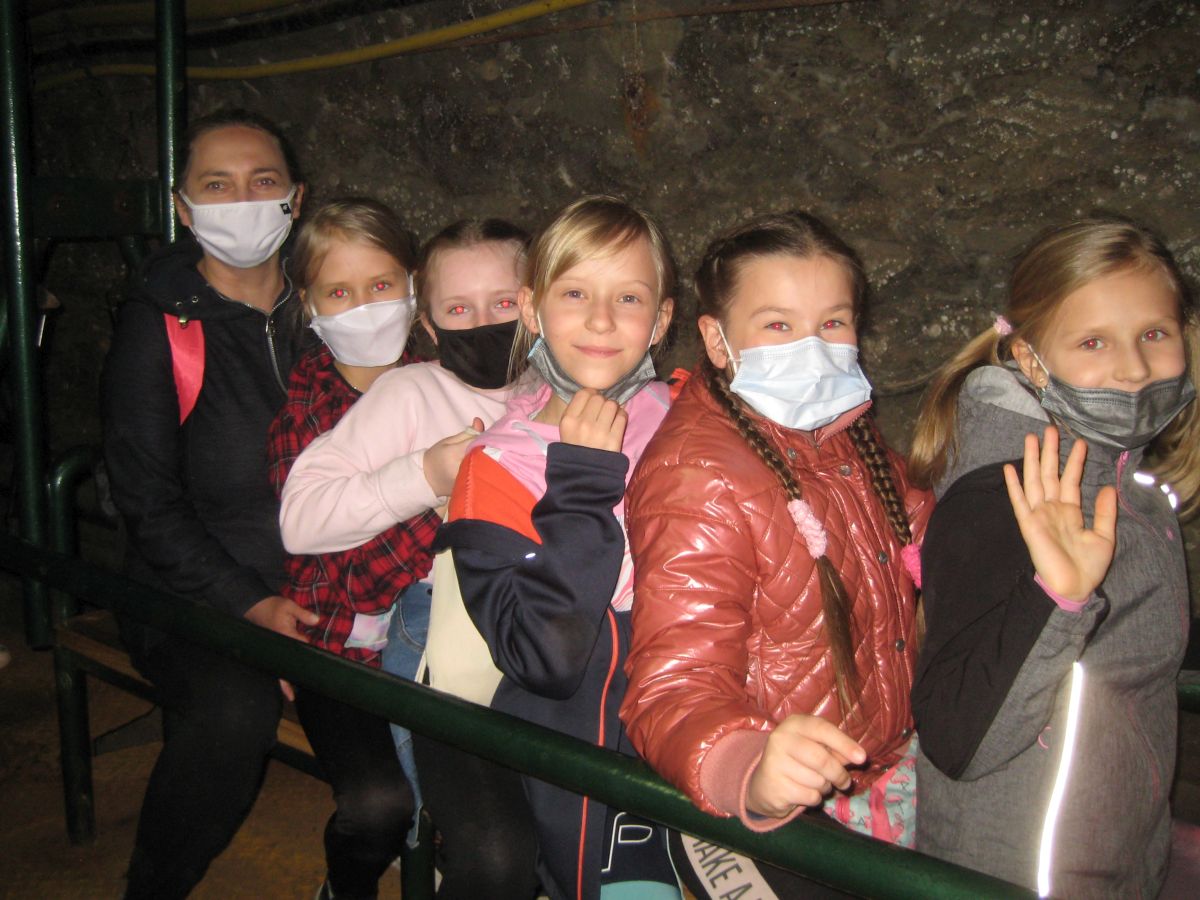 Dziewczęta wewnątrz kopalni