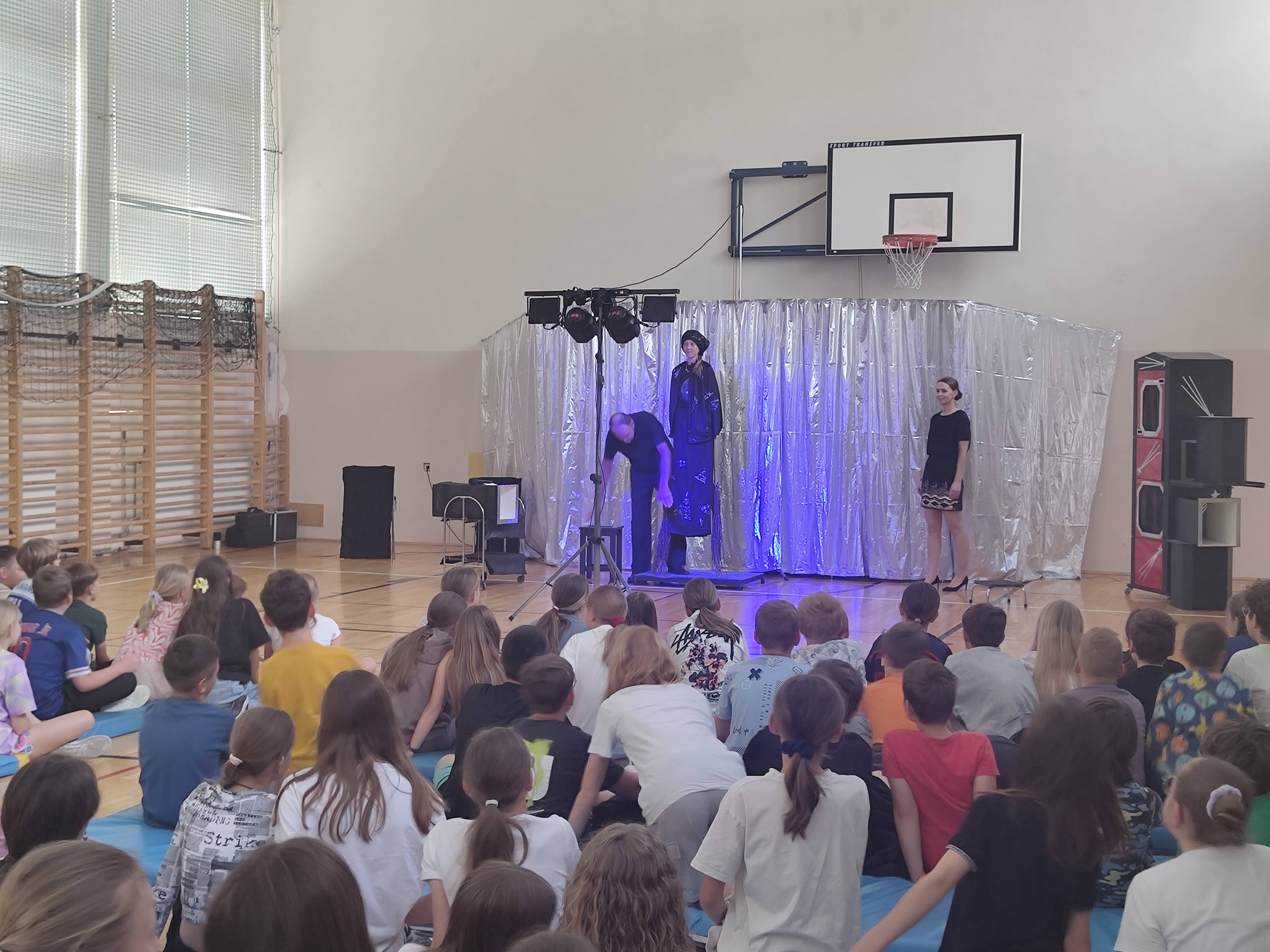 Magia na wyciągnięcie ręki – spotkanie uczniów z iluzjonistą