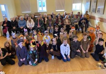 Seniorzy na widowni podczas przedstawienia pt. „Bal jesieni”