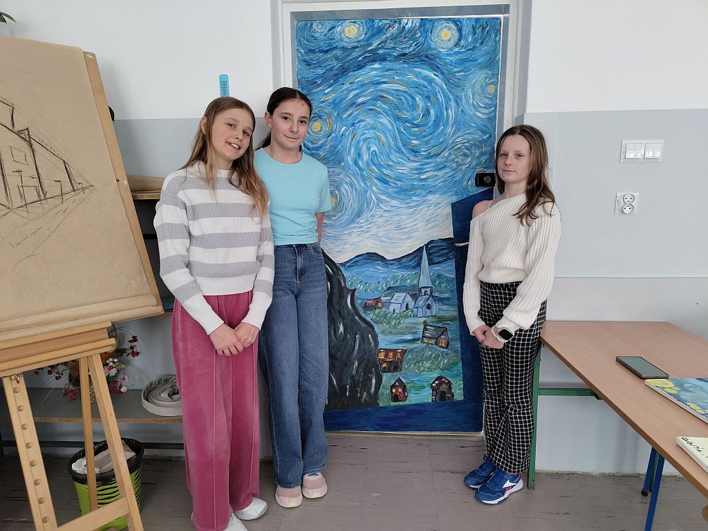 Uczennice klasy 6a ożywiły „Gwieździstą noc” van Gogha