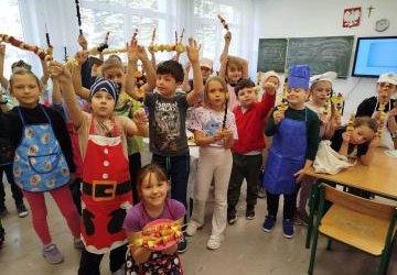 Smaczne, zdrowe, kolorowe – szaszłyki owocowe