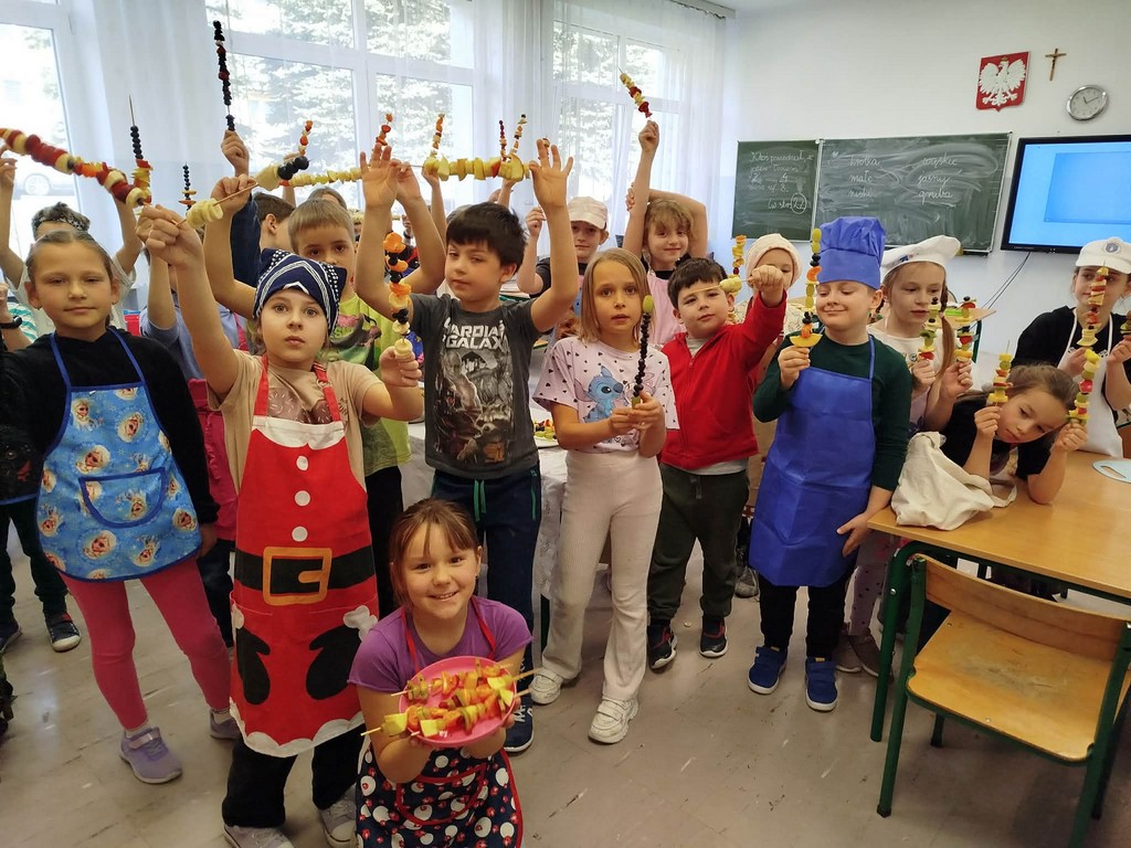 Smaczne, zdrowe, kolorowe – szaszłyki owocowe