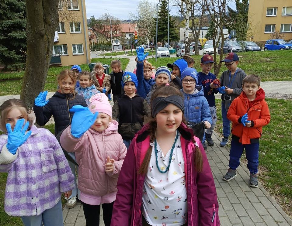 Świetliki sprzątają okolicę