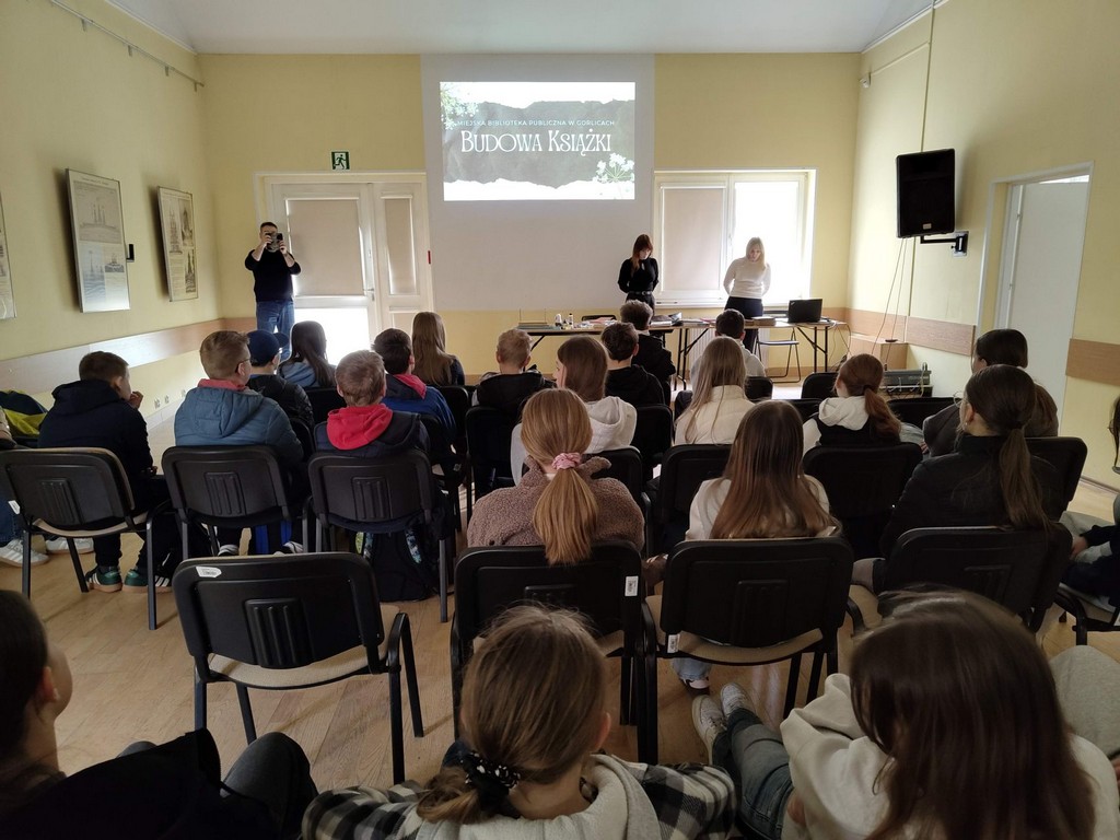 Szóstoklasiści z wizytą w świecie historii książki