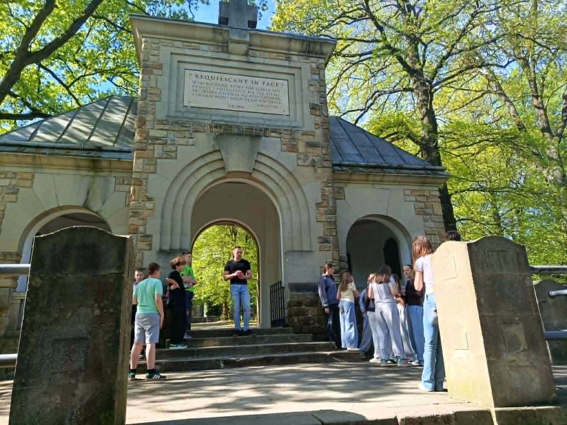 Lekcja historii na cmentarzu wojennym nr 91