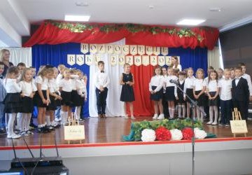 Uroczyste rozpoczęcie roku szkolnego i pasowanie klas 1a i 1b
