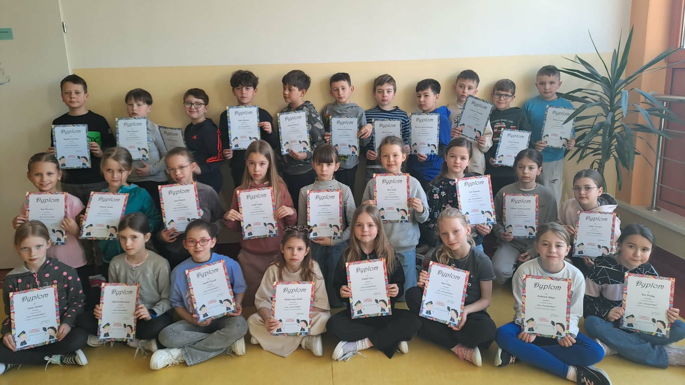 Dyplomy dla najlepszych uczniów w klasach I-III rozdane