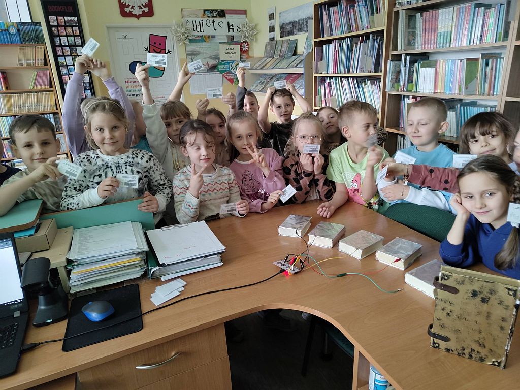 Pasowanie na czytelnika biblioteki szkolnej uczniów klas 1